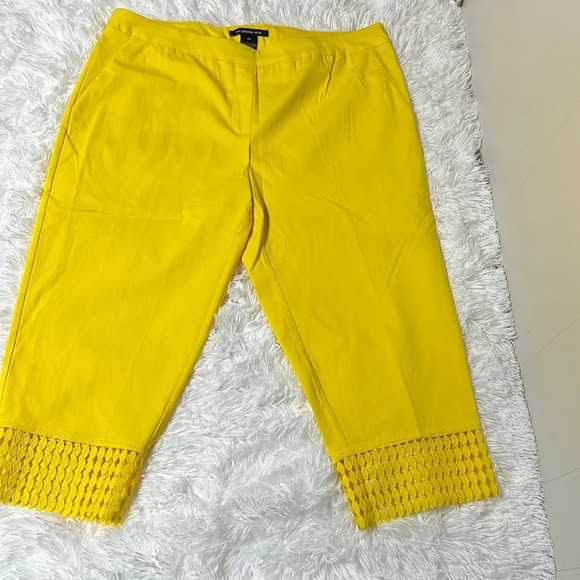 NWOT Zac & Rachel Bright Yellow Capris with Crochet Trim on Bottom - Picture 1 of 9